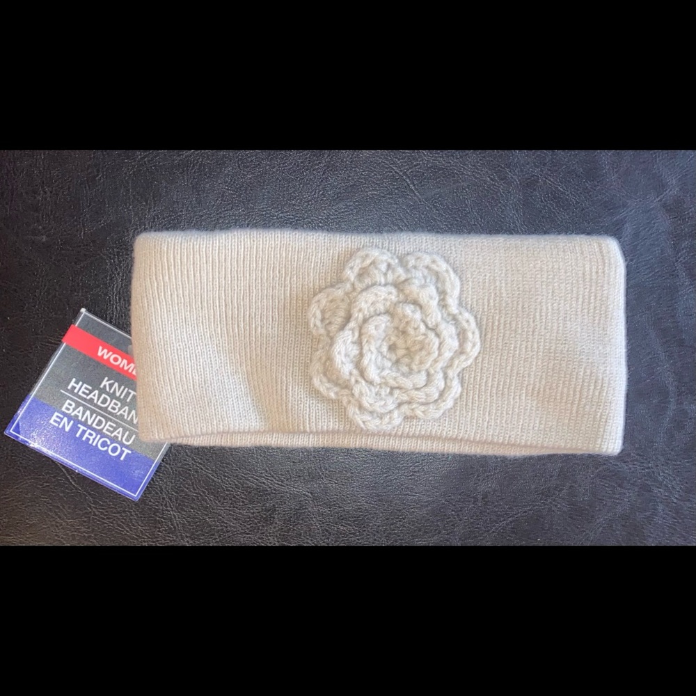Brand new with tags Greenbrier International Ivory Flower Knit Headband
Size One